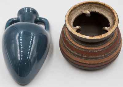 לוט שני כלי קרמיקה ישראלית: 1. אגרטל לתליה, חתום אבו גוש ירושלים. גובה: 16 ס"מ. 2. מאפרה, חתימה 