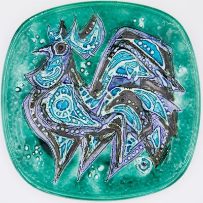 אברהם גופר - צלחת לתלייה מאת האמן אברהם גופר, מעוטרת בתבליט נזילות בדמות תרנגול בצבעי אמייל, חתום. מ 