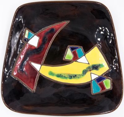 קרמוס - צלחת תוצרת קרמוס, מעוטרת בצבעי אמייל, צורות גיאומטריות, חתומה. מידות: 20 ס"מ על 19 ס"מ
