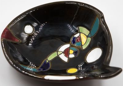 קרמוס - צלחת הגשה תוצרת קרמוס, עיטור מופשט בצורות גיאומטריות, צבעי אמייל, חתומה. מידות: 17 ס"מ