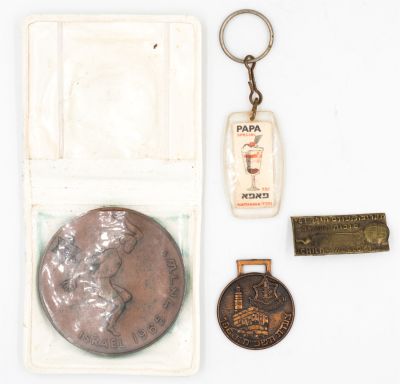 לוט שונות: 1. מדליה פרטית, המכביה השביעית, בנרתיק המקורי, ברונזה. 2. מדליון צעדת 1968 - מגדל 