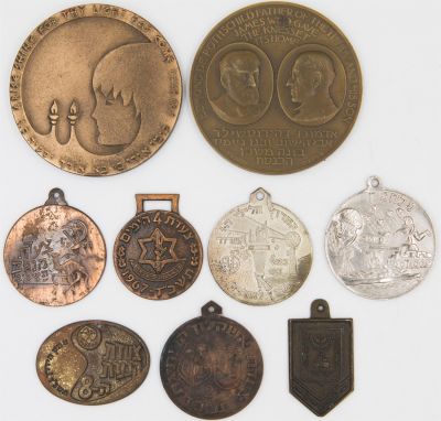 לוט 9 מדליות ומדליונים, כולל : 1. מדליון מלחמת ששת הימים - דיין עם טנק ומטוסים ברקע, 2. המרוץ 