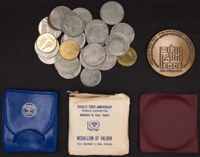 לוט המכיל: 1. 23 אסימוני שנה טובה של החברה הממשלתית למדליות ולמטבעות 2. שתי מדליות ברונזה, 59 