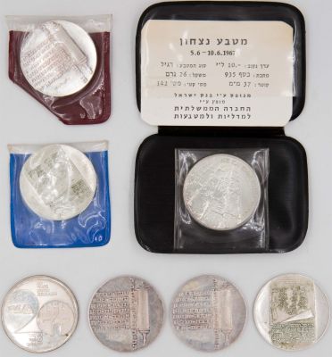 לוט 7 מטבעות כסף: 1. שני מטבעות יום העצמאות 1973, כסף 900, משקל כולל: 52 גרם. 2. מטבע הנצחון 