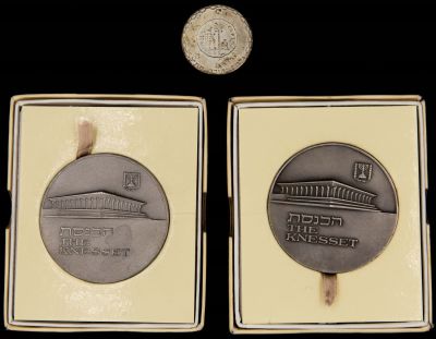 לוט 3 מדליות כסף: 1. מדלית השחרור, כסף 935, משקל: 30 גרם, קוטר: 35 מ"מ. 2. שתי מדליות הכנסת 