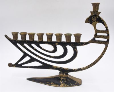 דייגי - חנוכיית היונה, תוצרת דייגי, ברונזה מושחרת. קילופי צבע. גובה: 15.5 ס״מ * רוחב: 20.5 ס״מ