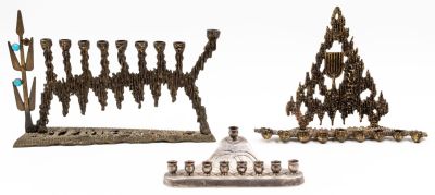 ויינברג - לוט 3 חנוכיות תוצרת ישראל, שתיים מהן תוצרת ויינברג - עשויות ברונזה, השלישית - מתכת לבנה. מ 