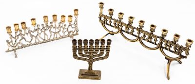 לוט 3 חנוכיות תוצרת ישראל. אחת תוצרת אופנהיים, השניה תוצרת חן חולון, שלישית - לא חתומה