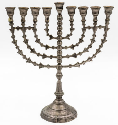 חנוכיה הולנדית עשויה ברונזה מצופה. גובה: 28.5 ס״מ * רוחב: 24.5 ס״מ