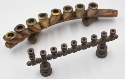 לוט 2 חנוכיות: אחת ברונזה והשניה עשויה עץ זית בעבודת יד (שמש חסר). ברונזה: רוחב: 16.5 ס״מ. עץ 