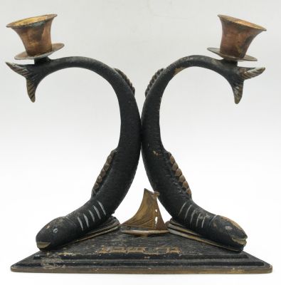 פמוטי שבת מעוצבים בברונזה מושחרת, יציקת שני דגים בים. כיתוב ״נר שבת״. לא חתום. גובה: 17 ס״מ