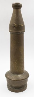 זרנוק מכבי אש עשוי ברונזה, פלשתינה. חתו:ם נפתלי קבצ׳יק, תל אביב. אורך: 26.5 ס״מ