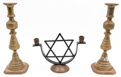 לוט פמוטי שבת: 1. עבודה ביתית, שילוב של ברזל וברונזה. לא חתום. 2. זוג פמוטים עתיקים מהמאה ה-19 