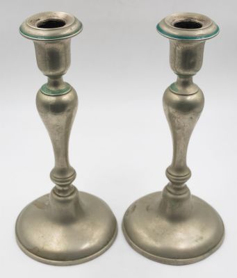 זוג פמוטים עתיקים, עושויים בחריטה בעבודת יד, עשויה אלפקה. חתום berndorf, גרמניה. אזור תחילת 