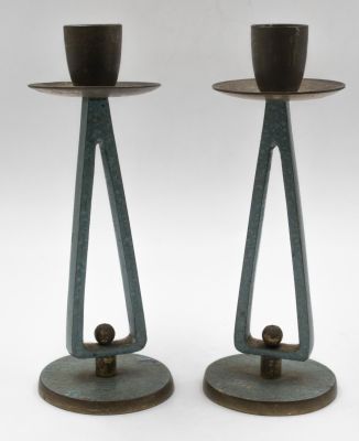 דייגי - זוג פמוטים תוצרת דייגי עשויים ברונזה, עיצוב מודרני, חתום. גובה: 16 ס״מ