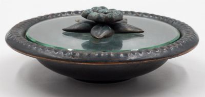 פל בל - קערת ברונזה בשילוב מכסה זכוכית, תוצרת פל בל, חתום. קוטר: 17 ס״מ