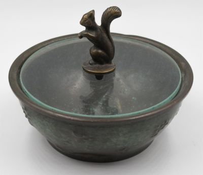 פל בל - קערת סוכריות תוצרת פלבל עשויה ברונזה בשילוב מכסה זכוכית. חתום. ידית סנאי. קוטר: 12.5 ס״מ