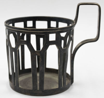 קפה וורנר חיפה - מחזיק כוס זכוכית עשוי מתכת לבנה מצופה כסף. חתום: קפה וורנר חיפה, תוצרת berndorf 