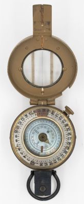 מצפן צה"לי משנות החמישים, חתום "צ" ומספר סידורי. קוטר: 5.5 ס״מ