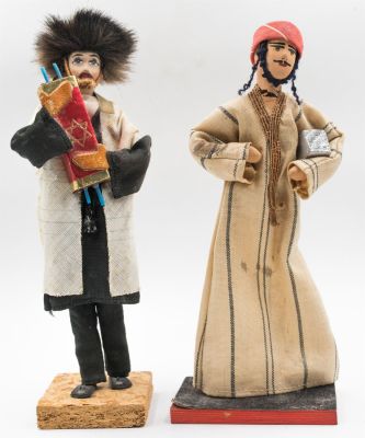 צברה - לוט שתי בובות דמויות גברים, רב ותימני. תוצרת צברה, מדבקת מס קניה. גובה: 21.5 ס״מ