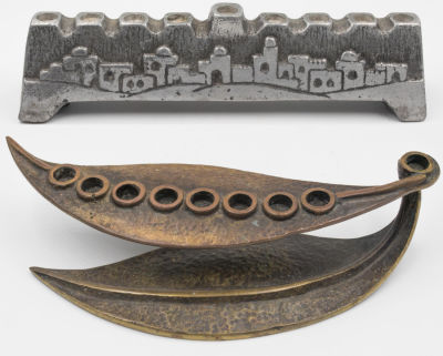 לוט 2 חנוכיות: 1. חנוכיית תבליט של ירושלים, יציקת אלומיניום ועבודת חריטה. לא חתום. 2. חנוכיית 