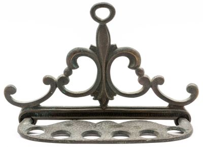 קדם - מתקן תליה למקטרות עשוי ברונזה, תוצרת קדם ישראל, מדבקת מס קניה, חתום. גובה: 12 ס״מ * אורך: 18 ס״מ