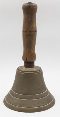 פעמון בית ספר, שילוב של עץ וברונזה, תקופה מוקדמת. פגמים בידית. גובה: 20.5 ס״מ