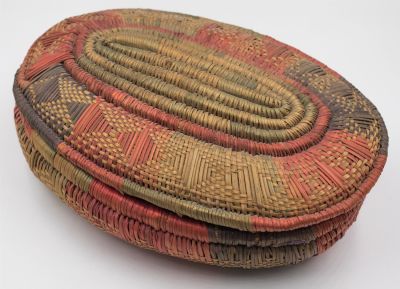 סלסלה ומכסה עשוים קש, עבודה תימנית, תקופה מוקדמת. מידות: רוחב: 20 ס״מ * אורך: 13.5 ס״מ