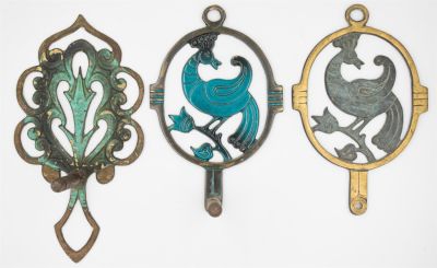 דייגי - לוט שלושה מתלי בגדים עשוים ברונזה, שניים מהם חתומים דייגי והשלישי אינו חתום אך של דייגי. השנ 