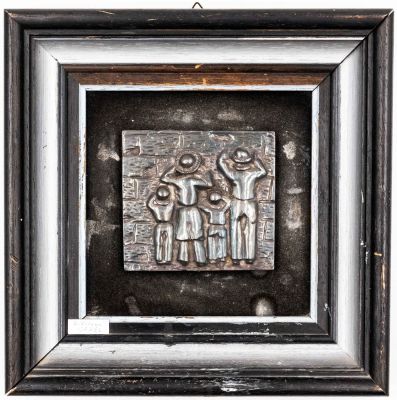 תמונת תבליט אלקטרופורמינג של משפחה יהודית בכותל, ממוסגר וחתום A. kedem. מידות: 25 ס״מ * 25 ס״מ