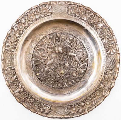 צלחת ברונזה פרסית בציפוי כסף, עבודת ריקוע. עיצוב מרהיב. לא חתומה. קוטר: 25 ס״מ