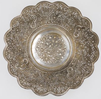 קערת ברונזה פרסית תלת רגלית, ציפוי כסף, עבודת ריקוע. עיצוב מדהים. לא חתום. קוטר: 20.5 ס״מ