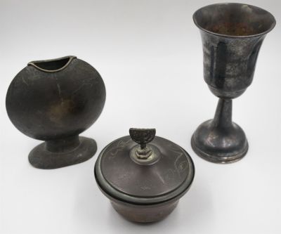 לוט 3 כלי שולחן: 1. אגרטל מיניאטורי עשוי ברונזה, עבודת ריקוע ביד, חתום: אופנהיים. 2. כוס קידוש 