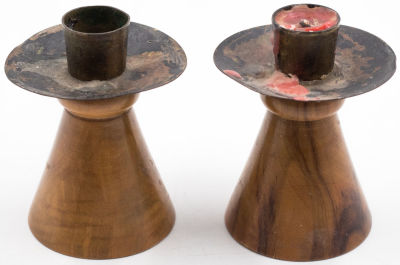 הידית - זוג פמוטים תוצרת חברת הידית פרדס חנה, עשויים מעץ זית בשילוב ברונזה. מדבקת יצרן