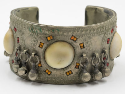 צמיד יד בדואי, עבודת שיבוץ של צדפים וחרוזים