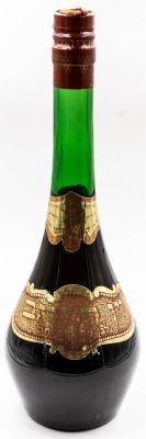 בקבוק יין "יין הזהב", לבן מתוק ומיוחד, מיוצר על ידי יקבי הגפן חיפה, 750 מ"מ, חתום וסגור. שנות השבעים