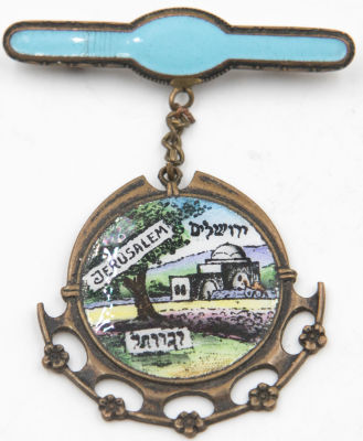 סיכה ברונזה בציפוי אמייל הנושאת את ציור קבר רחל והכיתוב: " ירושלים קבר רחל jerusalem"