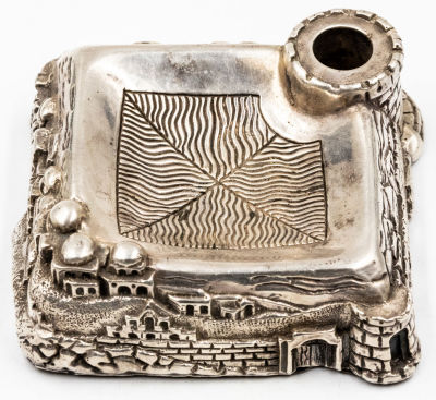 מעמד לעט, תבליט חומות ירושלים, עבודת אלקטרופורמינג, כסף 925. מידות: 8 ס"מ * 8 ס"מ