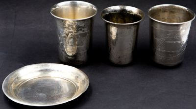 לוט 4 כלי כסף במשקל כולל של 110.8 גרם, מכיל: 1. גביע כסף חתום 833, גובה 67 מ"מ, משקל: 42.3 גרם 