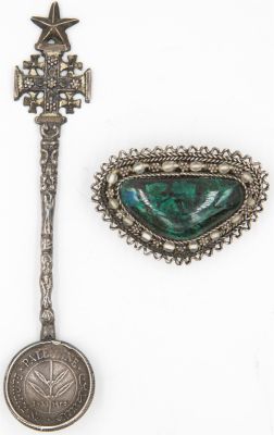 לוט 2 פריטי כסף ישראלים, כולל: 1. כפית העשויה בדמות מטבע חמישים מיל, 1935 מפלשתינה, חתומה 925 