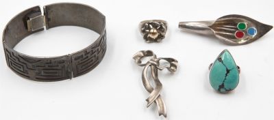 לוט 5 תכשיטי כסף, משקל כולל: 68.2 גרם המכיל: 1. צמיד כסף מכסיקני חתום 925, משקל: 29.6 גרם. 2. 