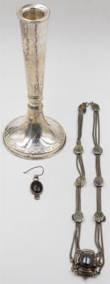 לוט פריטי כסף במשקל כולל של 113.8 גרם. מכיל: 1. פמוט כסף, חתום 800, משקל: 62.7 גרם. 2. עגיל כסף 