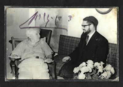 תצלום חתום של דוד בן גוריון בחברת הרב יובל אורדנטליך. הצילום עבר בלמינציה. בגב התצלום הכיתוב: 