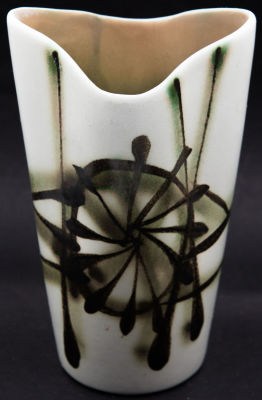 פלקרמיק - אגרטל קרמיקה תוצרת פלקרמיק א-סימטרי, סדק שערה בשפה העליונה, חתום. גובה: 16 ס"מ