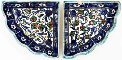 קרמיקה ארמנית - לוט 2 צלחות הגשה קרמיקה ארמנית, חתומות משפחת בליין jerusalem, באחת מהן שתי מדבקות 