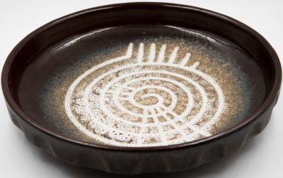 פלקרמיק - צלחת הגשה תוצרת ככל הנראה פלקרמיק, עיטורי ספירלה, מדבקת מס קניה. קוטר: 25 ס"מ