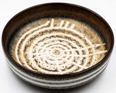 פלקרמיק - צלחת הגשה תוצרת ככל הנראה פלקרמיק, עיטורי ספירלה, מדבקת מס קניה. קוטר: 20 ס"מ