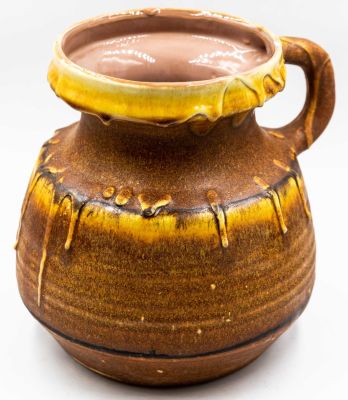 אגרטל, יצרן לא ידוע, גלזורה נשפכת. גובה: 18 ס"מ * אורך כולל ידית: 18.5 ס"מ