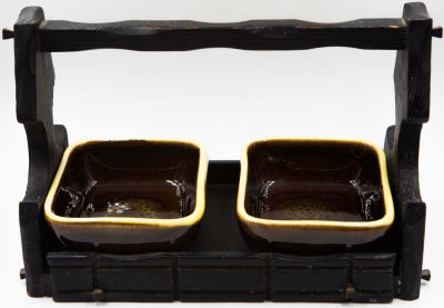 אבנית - סט הגשה הכולל שתי קעריות מלבניות תוצרת אבנית ומתקן נשיאה מעץ עבודת יד (לבדוק לוגו יצרן). מיד 