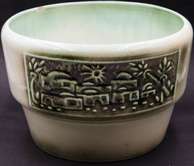 פלקרמיק - קערה תוצרת פלקרמיק, תקופה מוקדמת, תבליטי ירושלים ונמל עכו, צ'יפ וסדק שערה, חתום. גובה: 12 